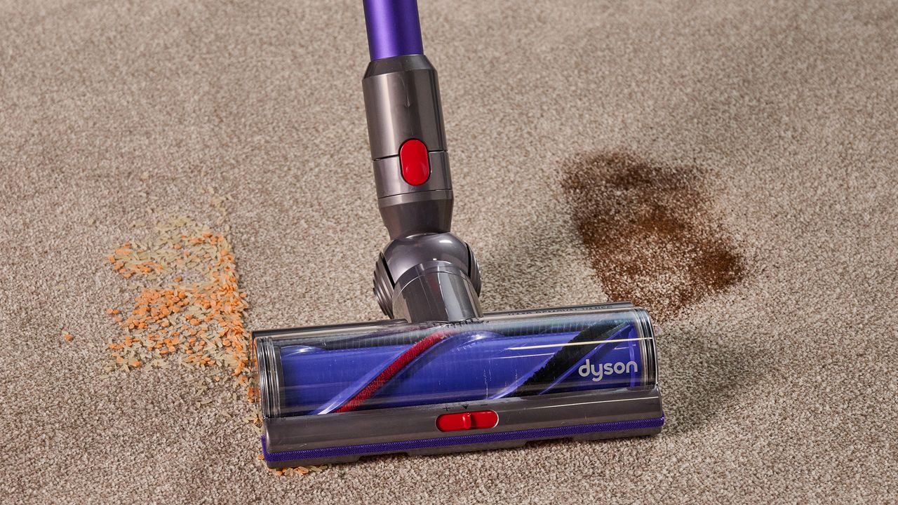 Der Dyson Gen5detect Staubsauger entfernt Linsen und getrockneten Tee aus Teppichen.