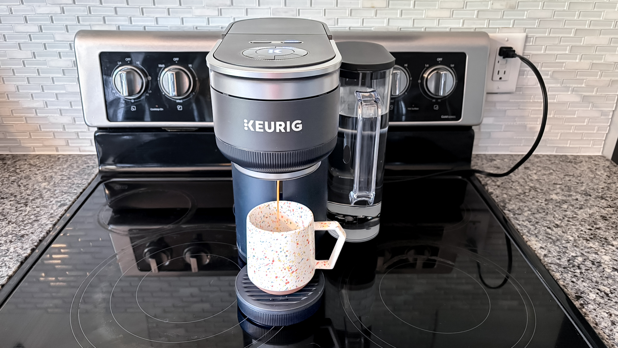 آلة قهوة Keurig K-Crema على طاولة المطبخ
