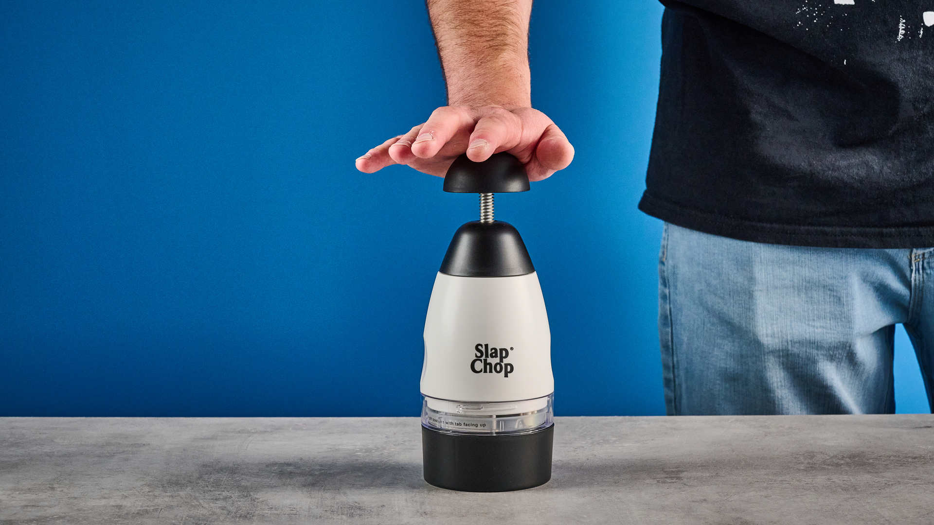 Utilizando el dispositivo Slap Chop sobre un fondo azul.