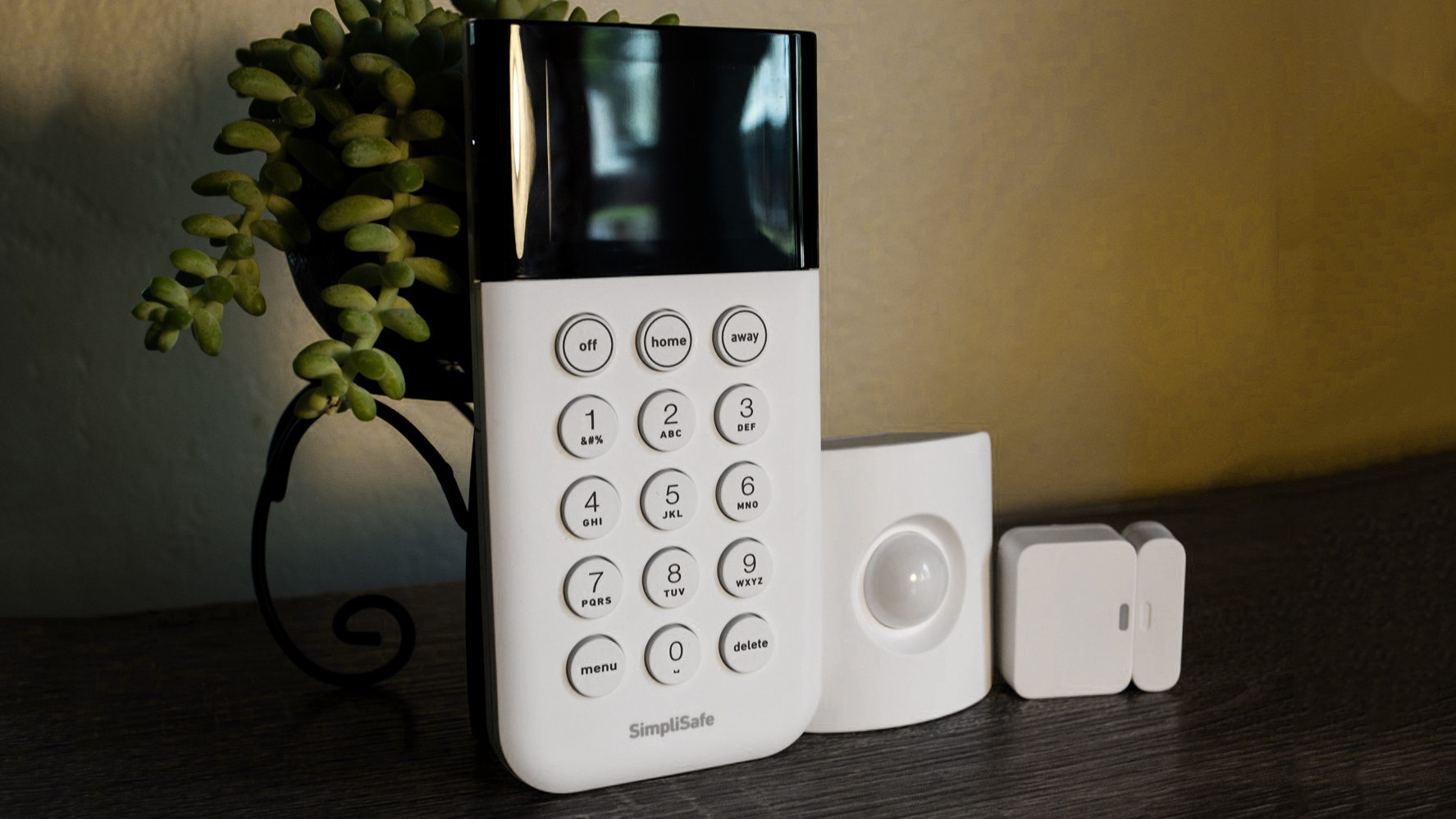 أفضل أنظمة الأمن المنزلية التي يمكنك تركيبها بنفسك: SimpliSafe Essentials