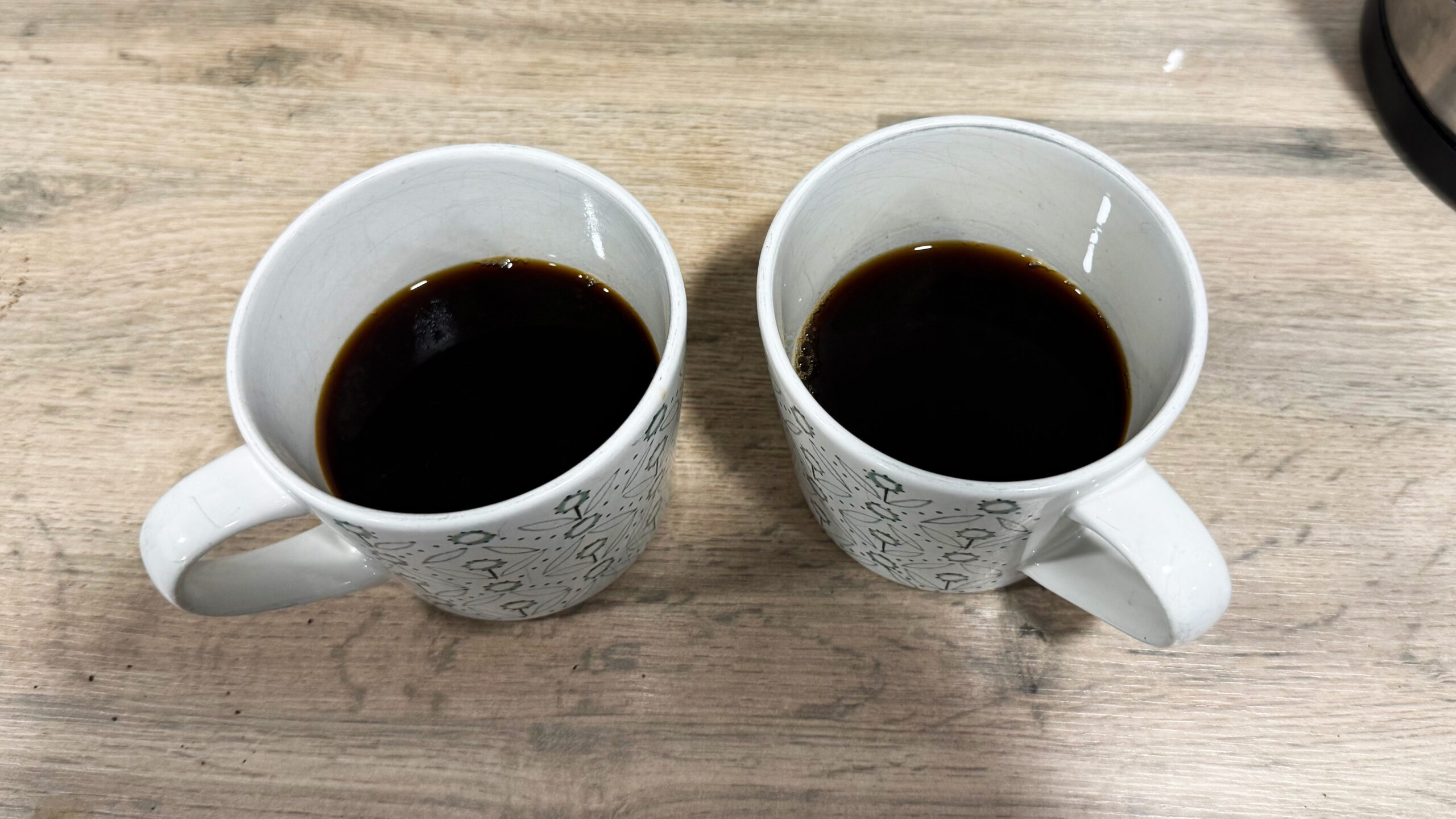 Las máquinas Moccamaster y Simply Good Coffee para preparar café sin plástico, una al lado de la otra.