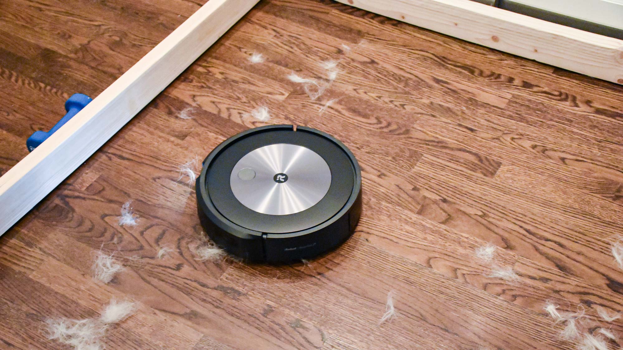 روبوت iRobot Roomba j7+ ينظف شعر الكلاب