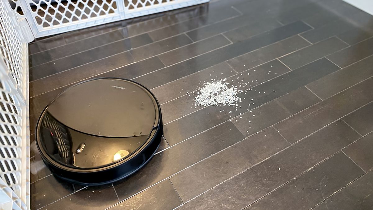 مكنسة Roborock Saros 20 الروبوتية في شقة