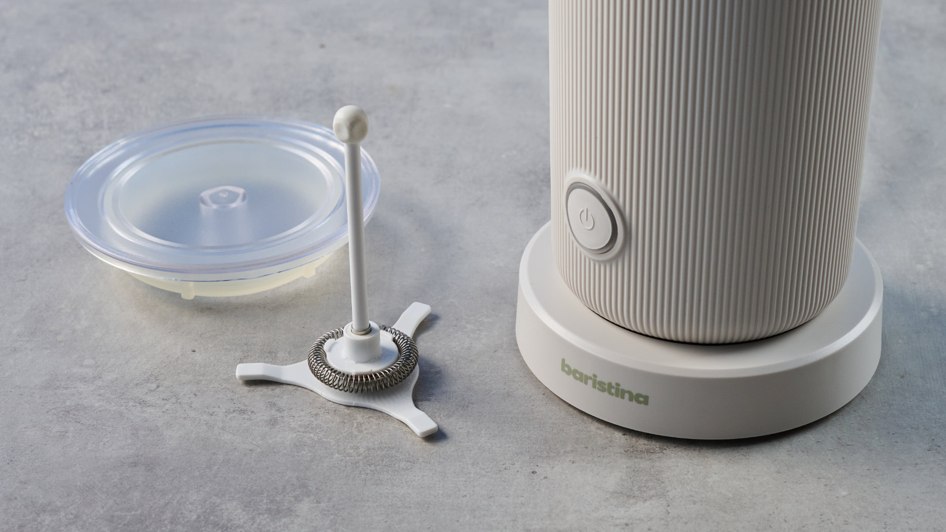 آلة Philips Baristina مصورة على خلفية Tom's Guide الزرقاء