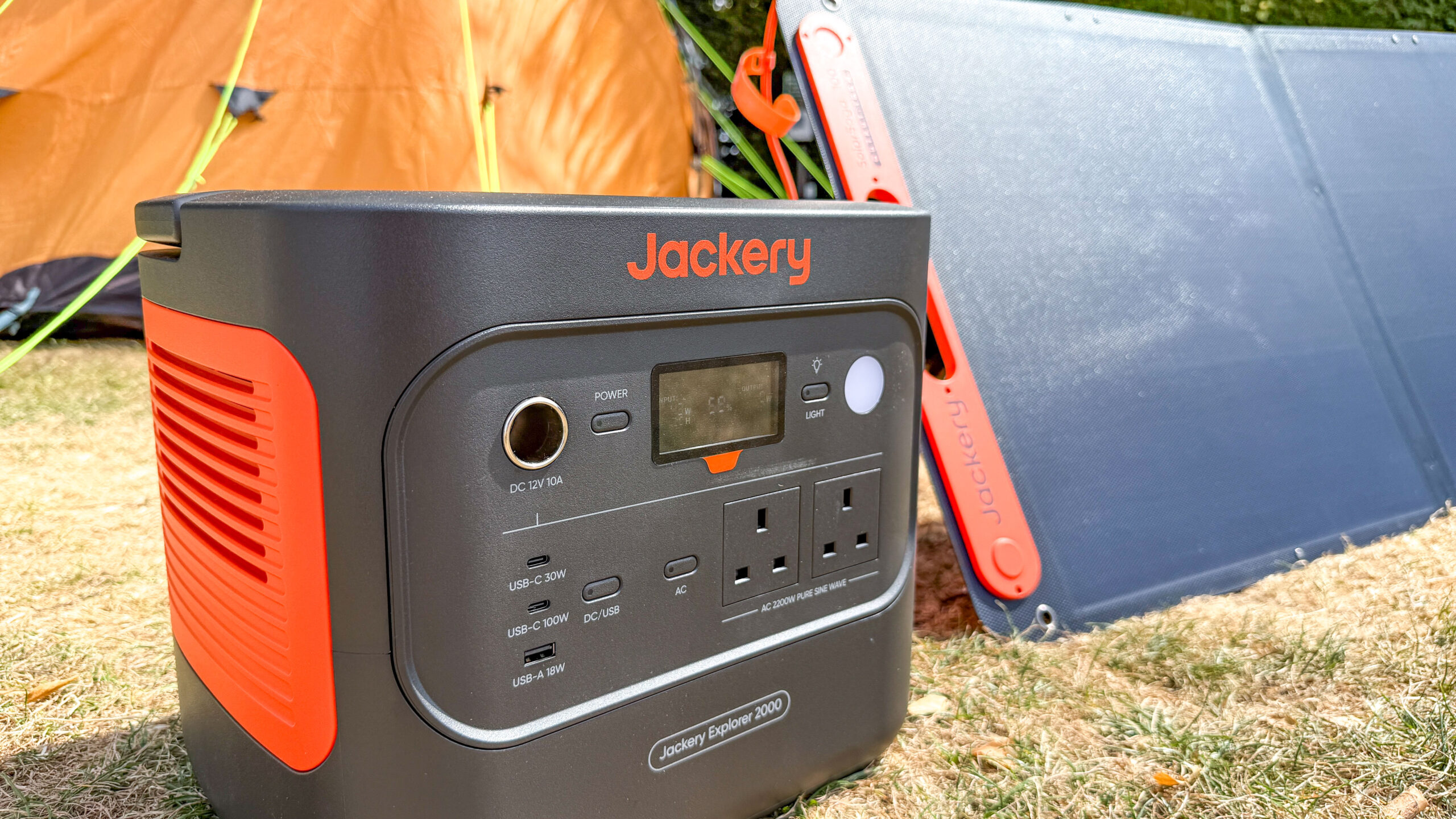 محطة الطاقة المحمولة Jackery Explorer 2000 في رحلة تخييم