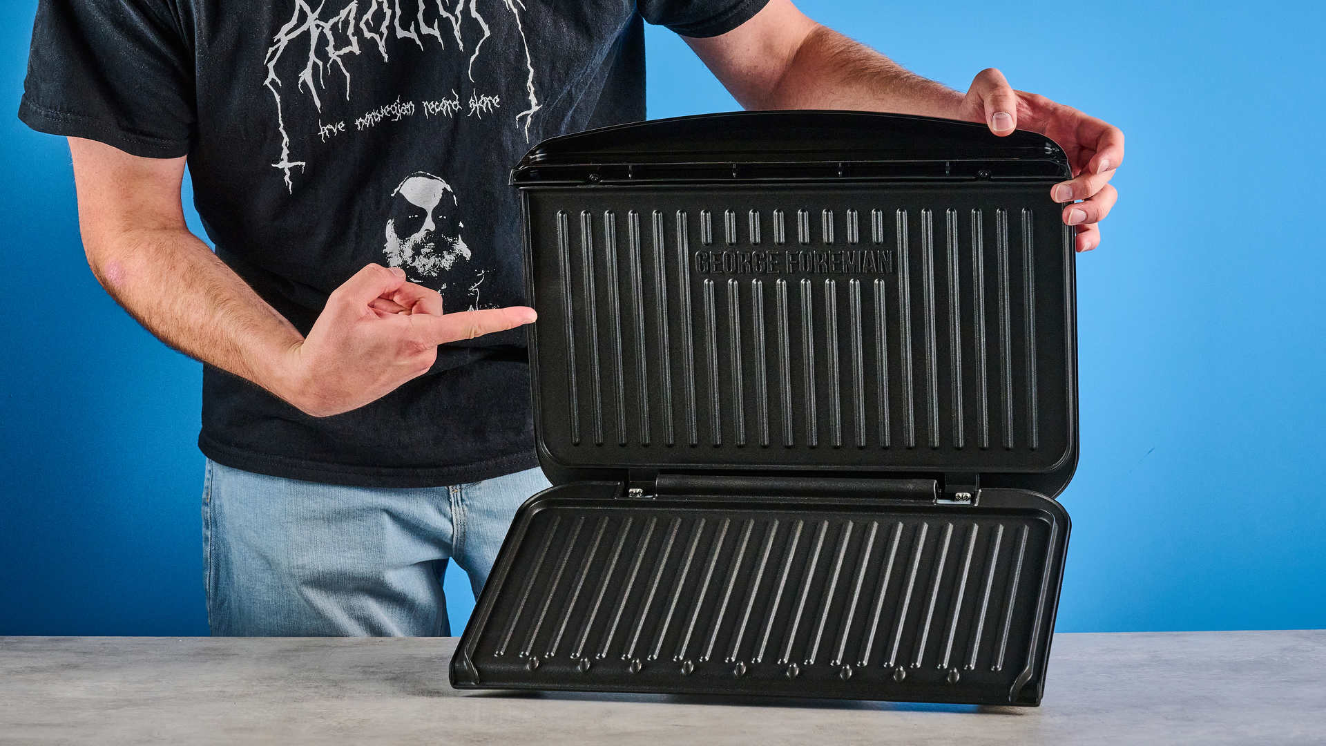 Parrilla George Foreman sobre fondo azul