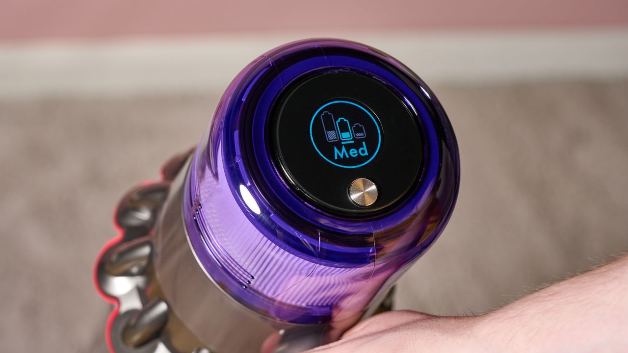 Nahaufnahme des Bedienfelds des kabellosen Staubsaugers Dyson V11.