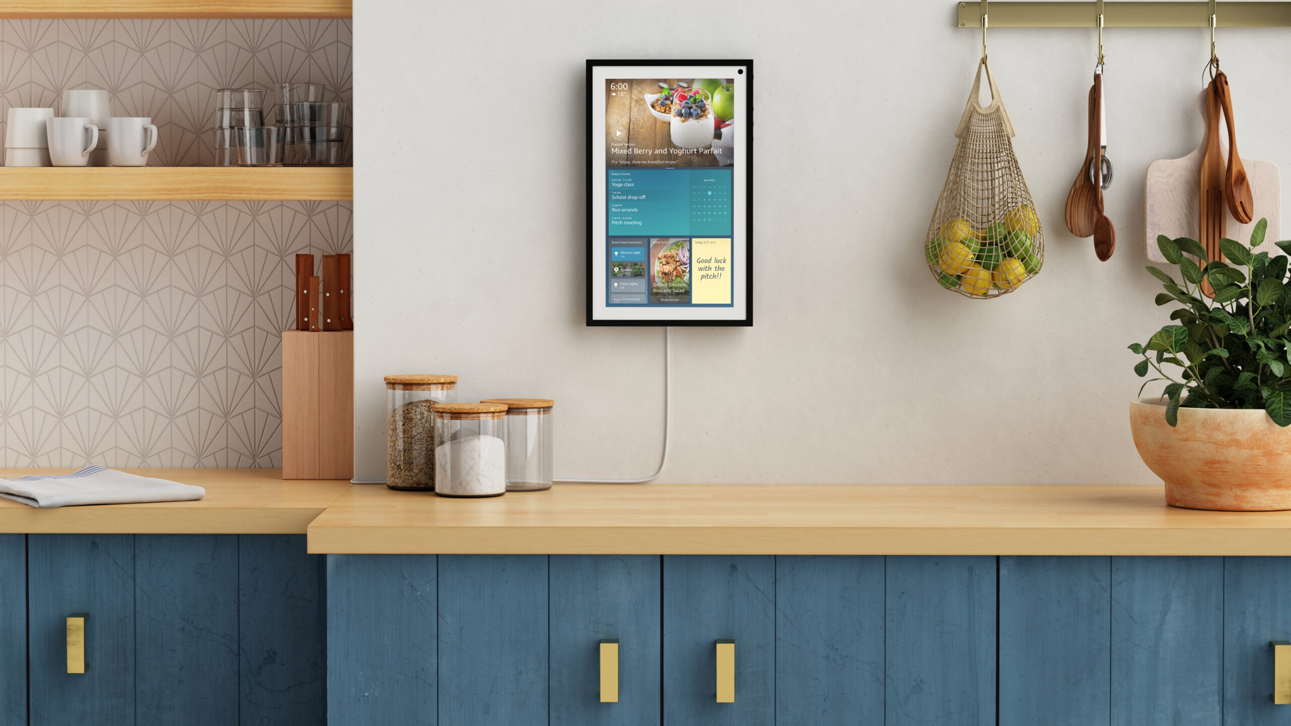 شاشة Amazon Echo Show 15 الذكية مثبتة على جدار المطبخ