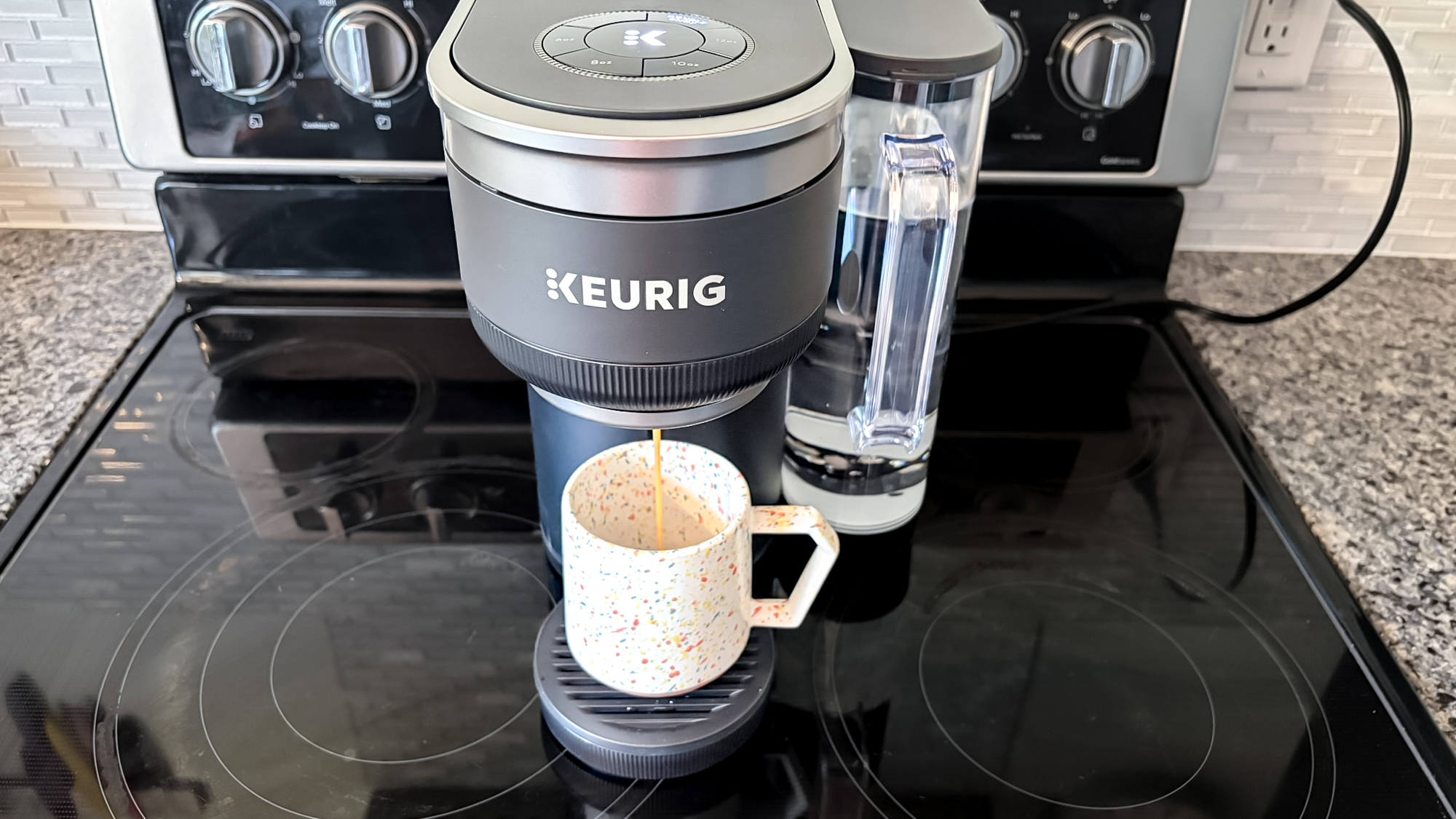 صانعة قهوة Keurig K-Crema على منضدة المطبخ