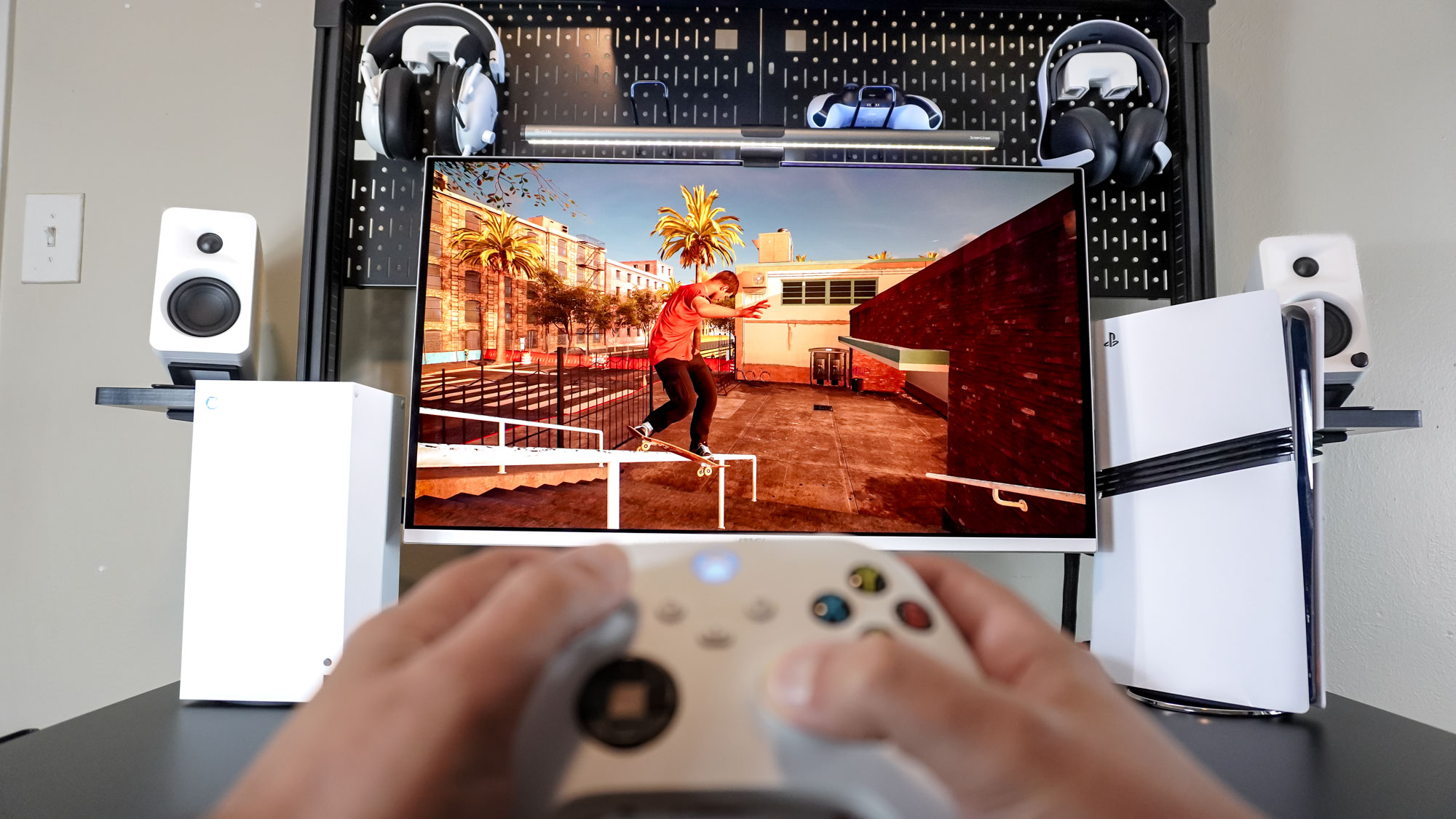 شخص يلعب لعبة محاكاة التزلج Session على Xbox Series X على إعداد مكتب أبيض وأسود مبني حول مكتب Corsair Platform:4 Elevate Desk