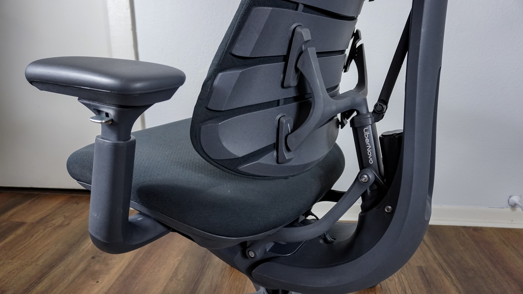 Sul retro della sedia da ufficio LiberNovo Omni si possono notare il motore e il pistone che permette di regolare lo schienale in avanti o indietro.