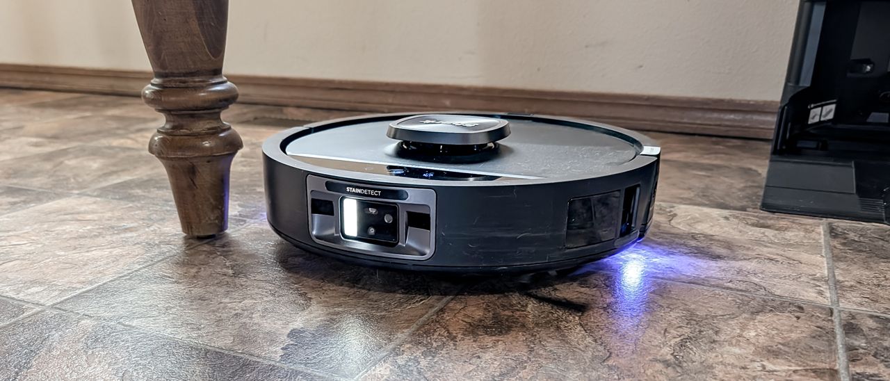 مكنسة Shark UV Reveal PowerDetect Robot Vacuum على أرضية المطبخ