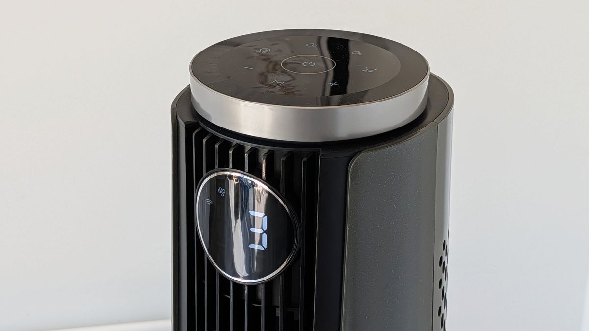 لقطة مقربة لمروحة Dreo Smart Misting Fan 765S الذكية للترطيب تظهر أدوات التحكم وشاشتها التي تعرض الرقم 3.