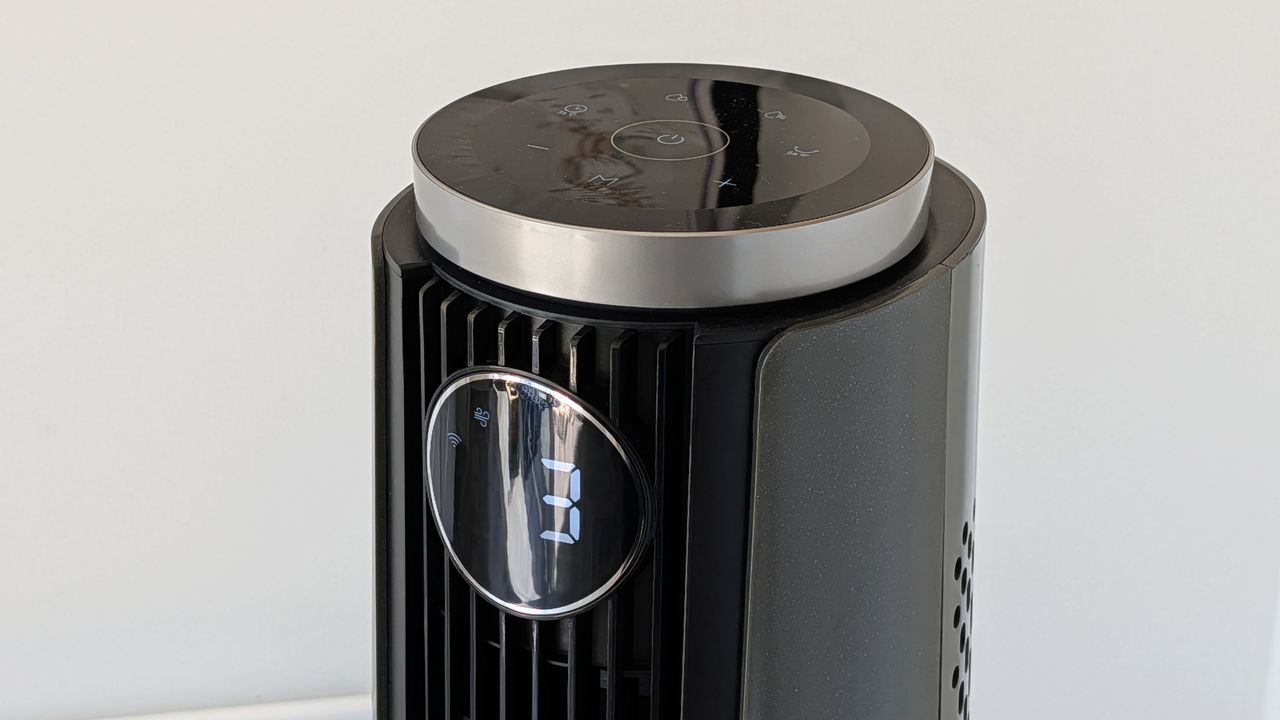 لقطة مقربة لمروحة Dreo Smart Misting Fan 765S الذكية للترطيب تظهر أدوات التحكم وشاشتها التي تعرض الرقم 3.