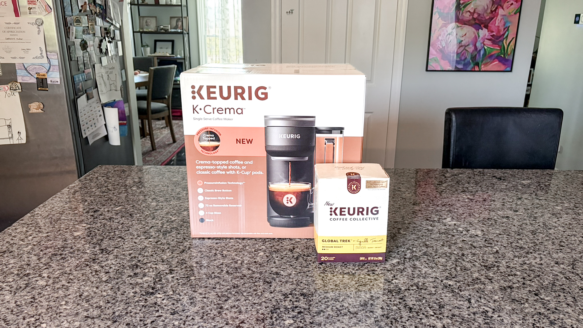 آلة صنع القهوة Keurig K-Crema على طاولة المطبخ
