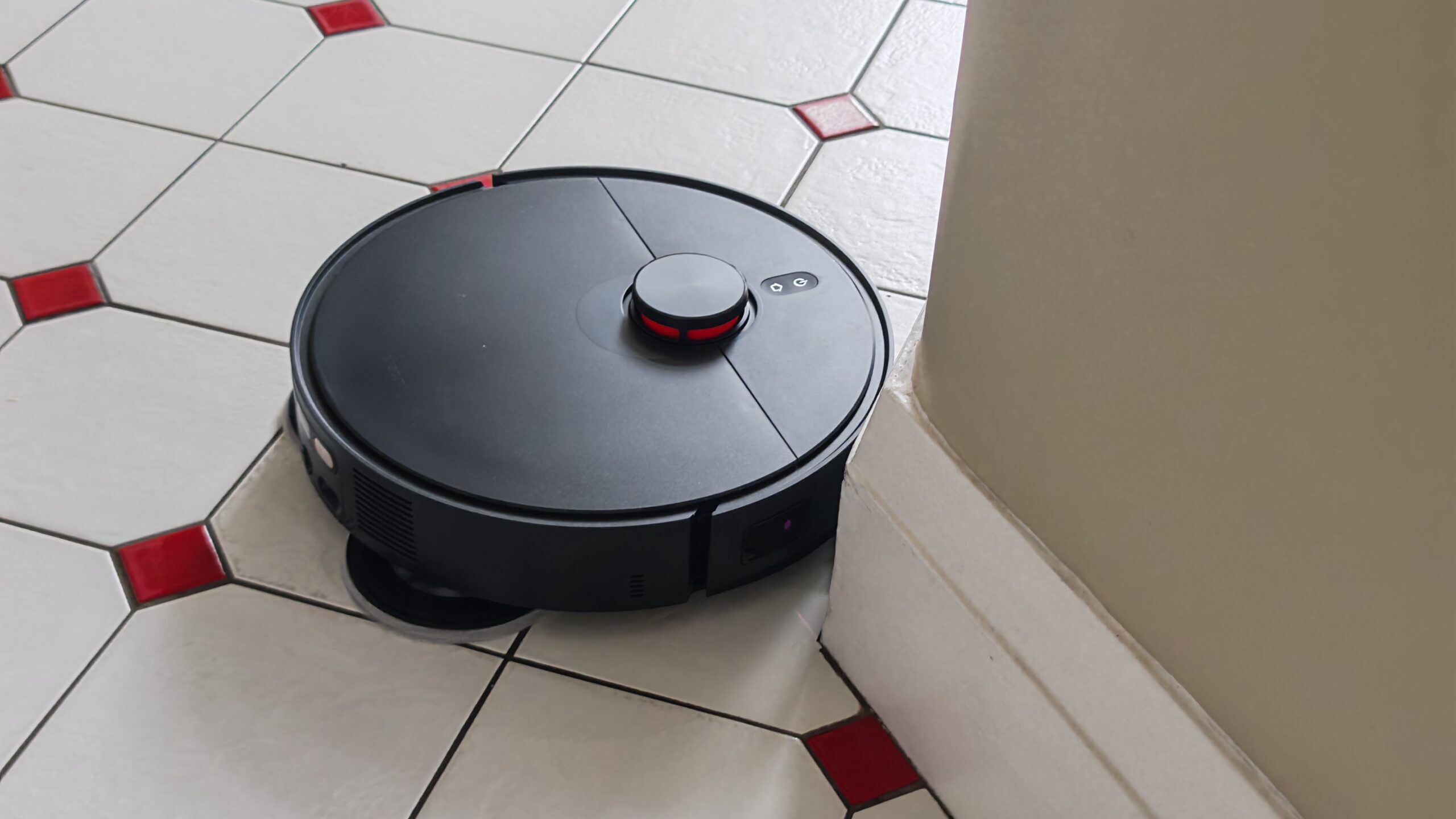 مكنسة Robot Vacuum X20 Max من Xiaomi في ممر بأرضية مبلطة.