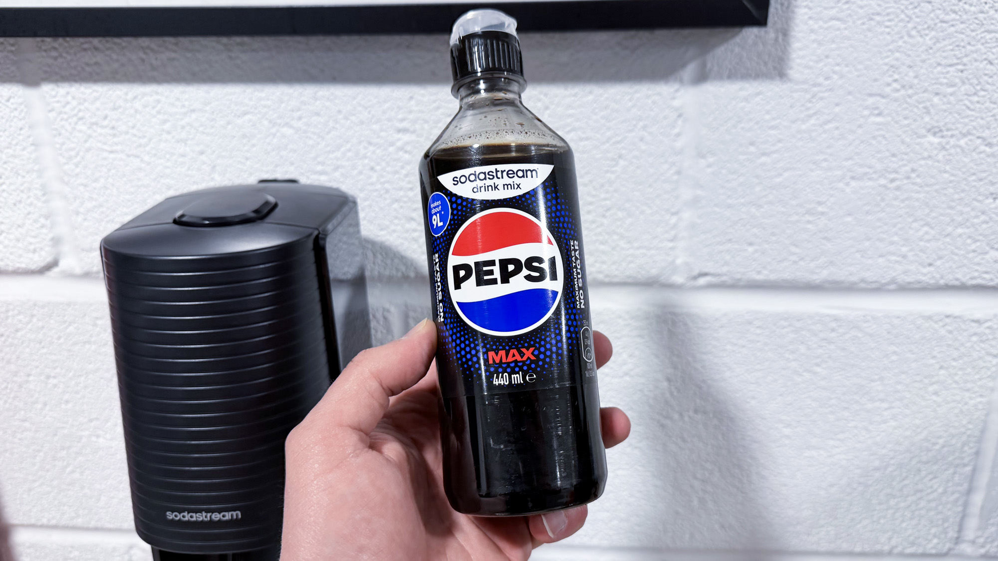 Botella de SodaStream en la mano