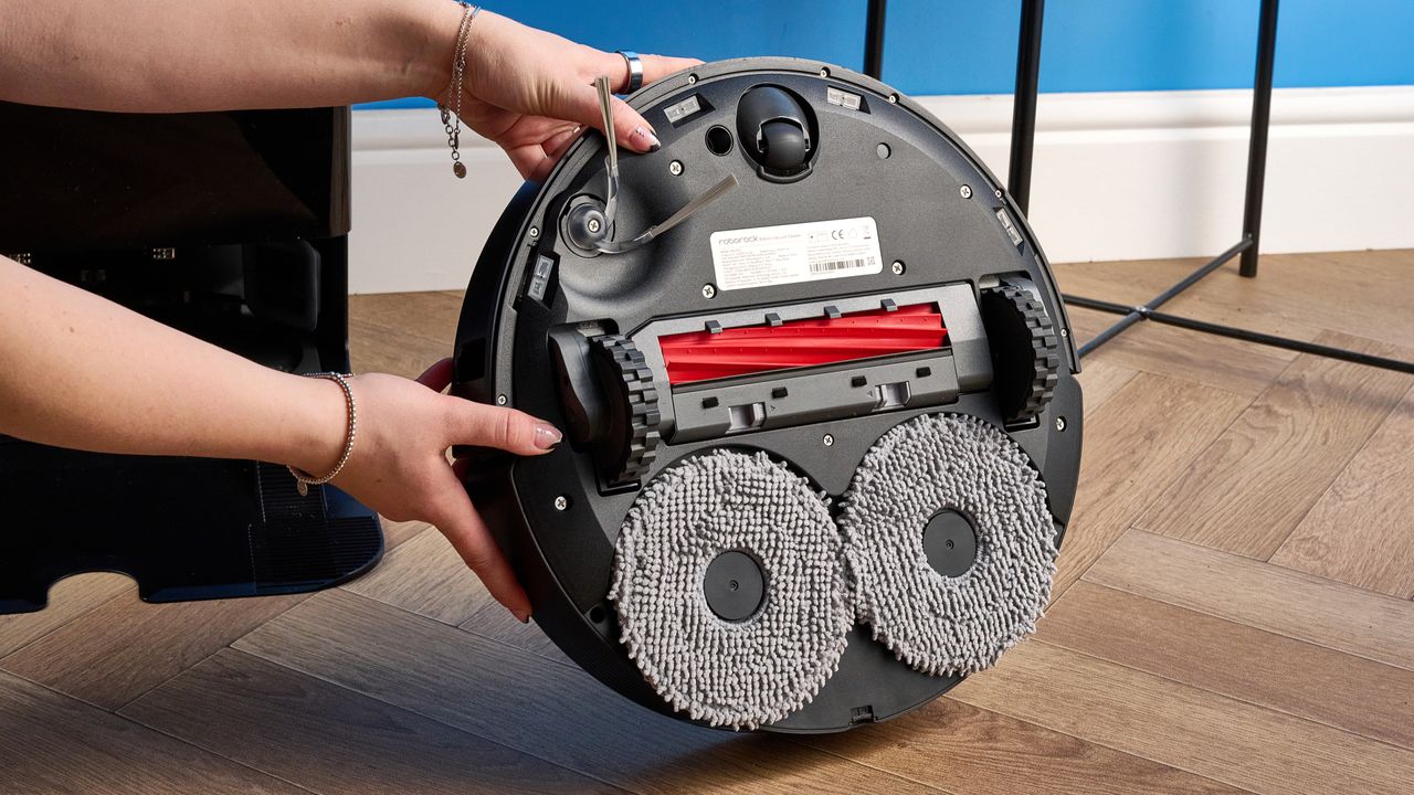 المماسح السفلية لمكنسة Roborock QV 35S مرفوعة ومصورة أمام خلفية زرقاء