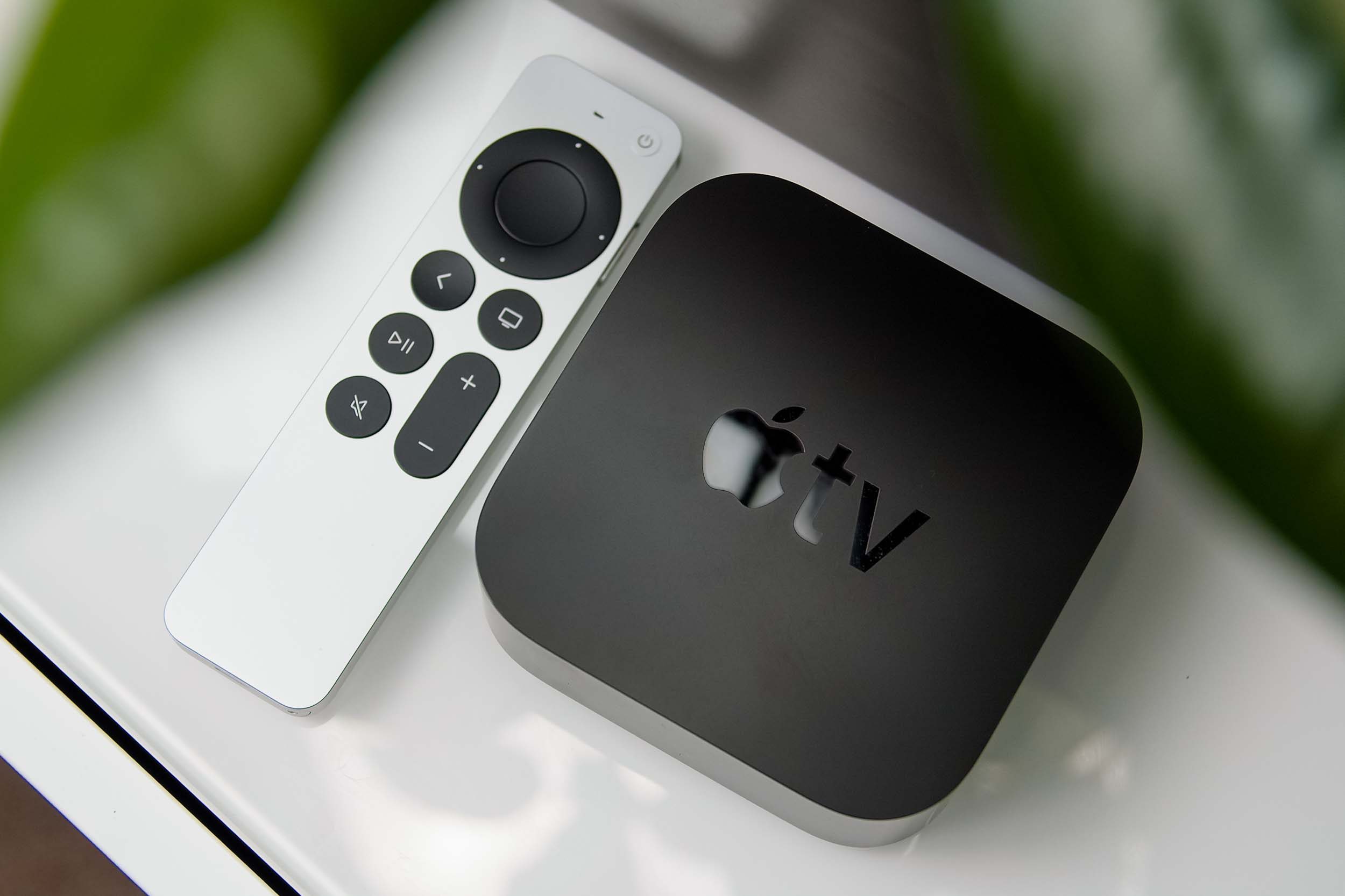 جهاز Apple TV 4K موضوع على حامل وسائط.