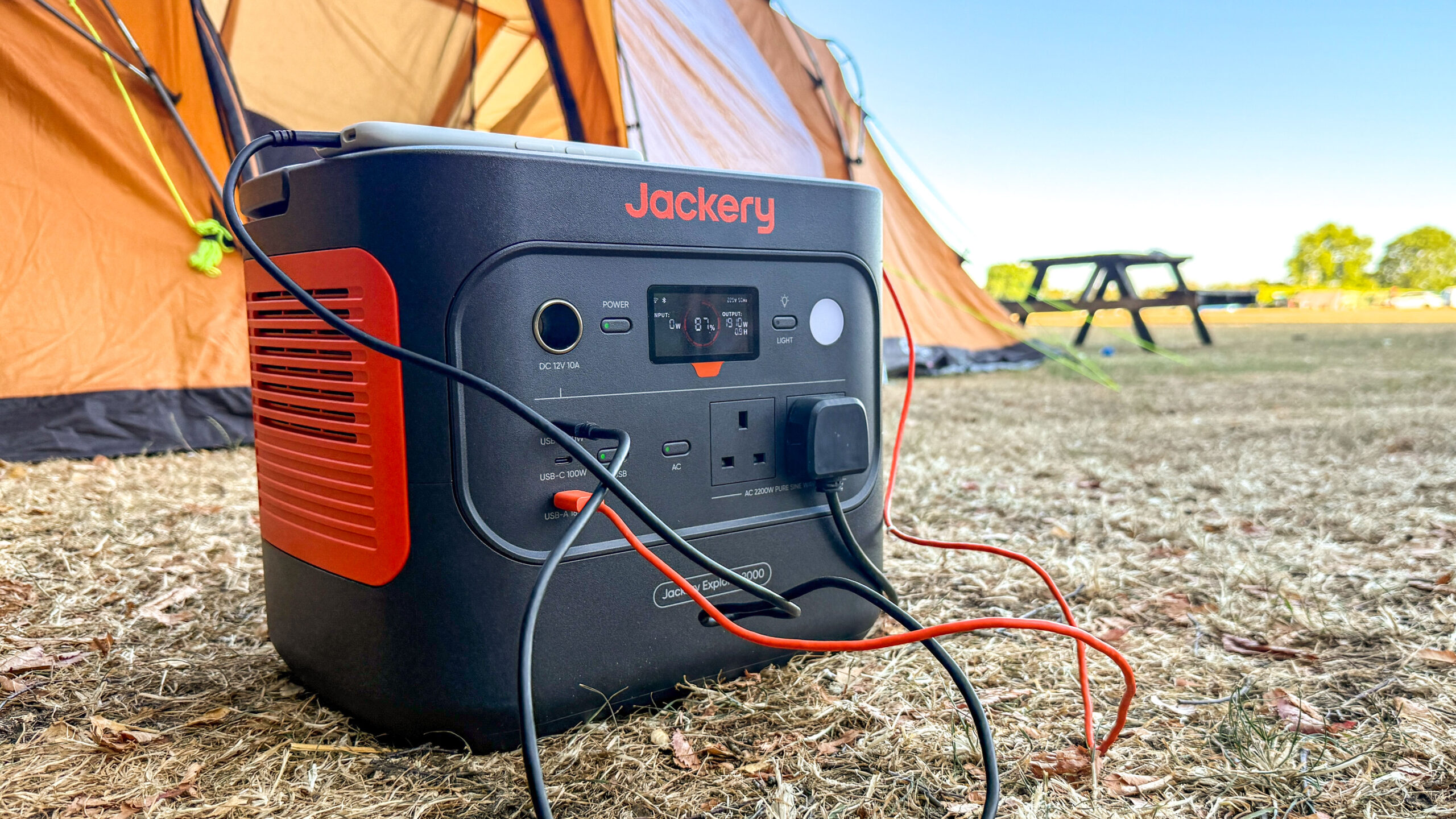 محطة الطاقة المحمولة Jackery Explorer 2000 في رحلة تخييم