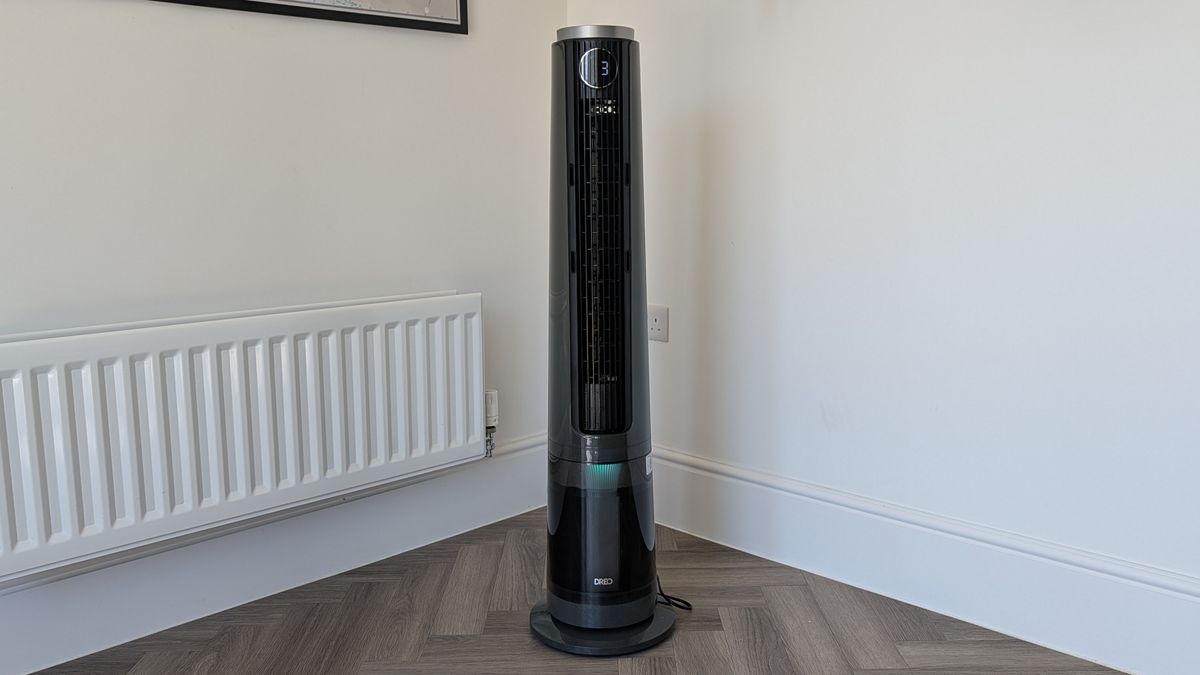 مروحة Dreo Smart Misting Fan 765S الذكية للترطيب في زاوية غرفة.