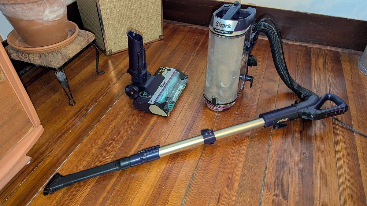 مكنسة Shark PowerDetect العمودية مع عصا وأداة تفصيلية متصلة بخرطوم مرن
