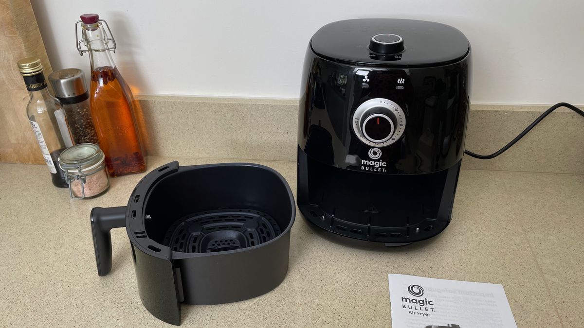 Magic Bullet Air Fryer على سطح المطبخ مع دليل المستخدم، والدرج مُزال ومعروض