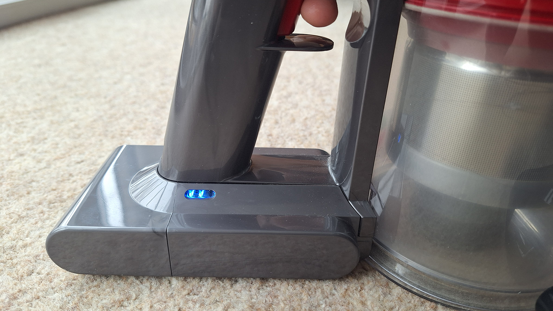 مكانس Dyson V8 Und V8 Cyclone الكهربائية