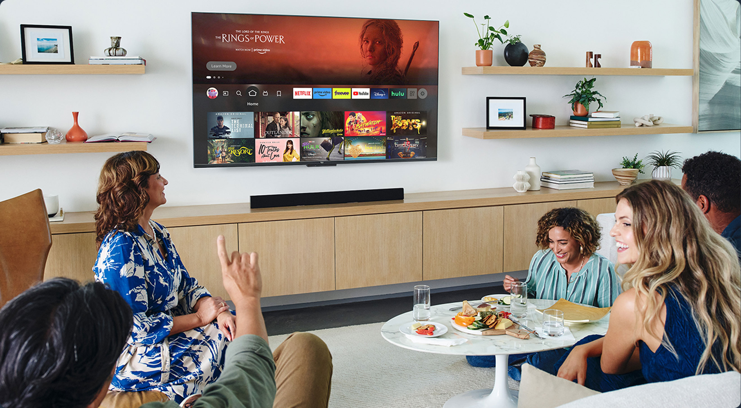 مجموعة أصدقاء يشاهدون Amazon Fire TV