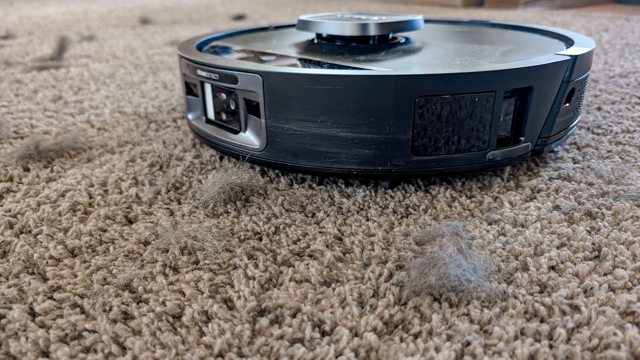 مكنسة Shark UV Reveal PowerDetect Robot Vacuum على سجادة