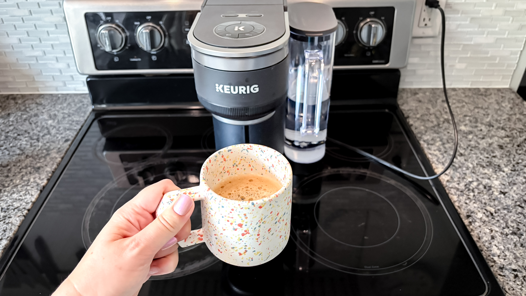 صانعة قهوة Keurig K-Crema على منضدة المطبخ