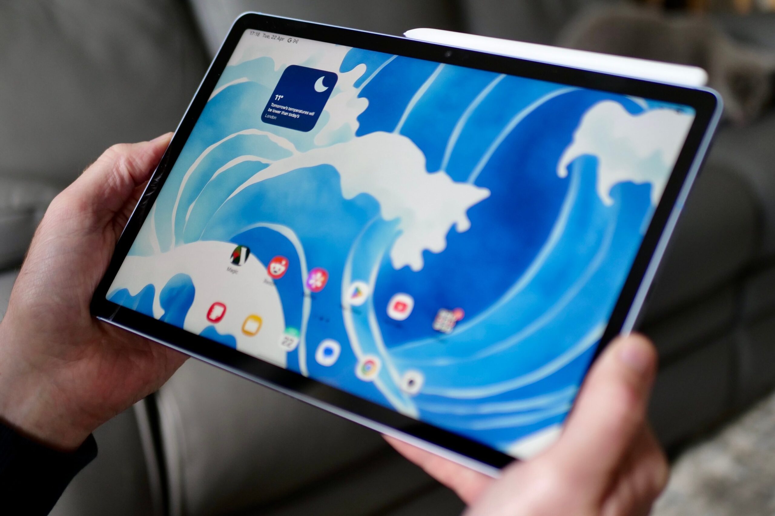 Een persoon die een Samsung Galaxy Tab S10 FE vasthoudt.