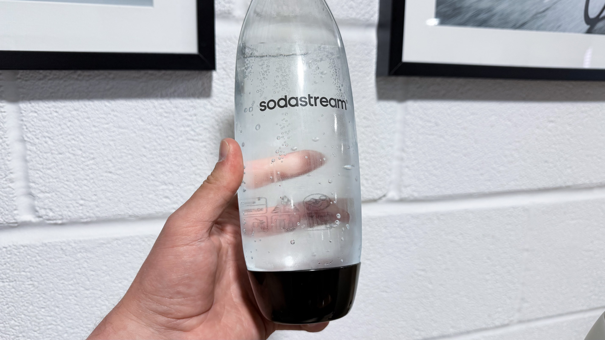 Botella de SodaStream en la mano