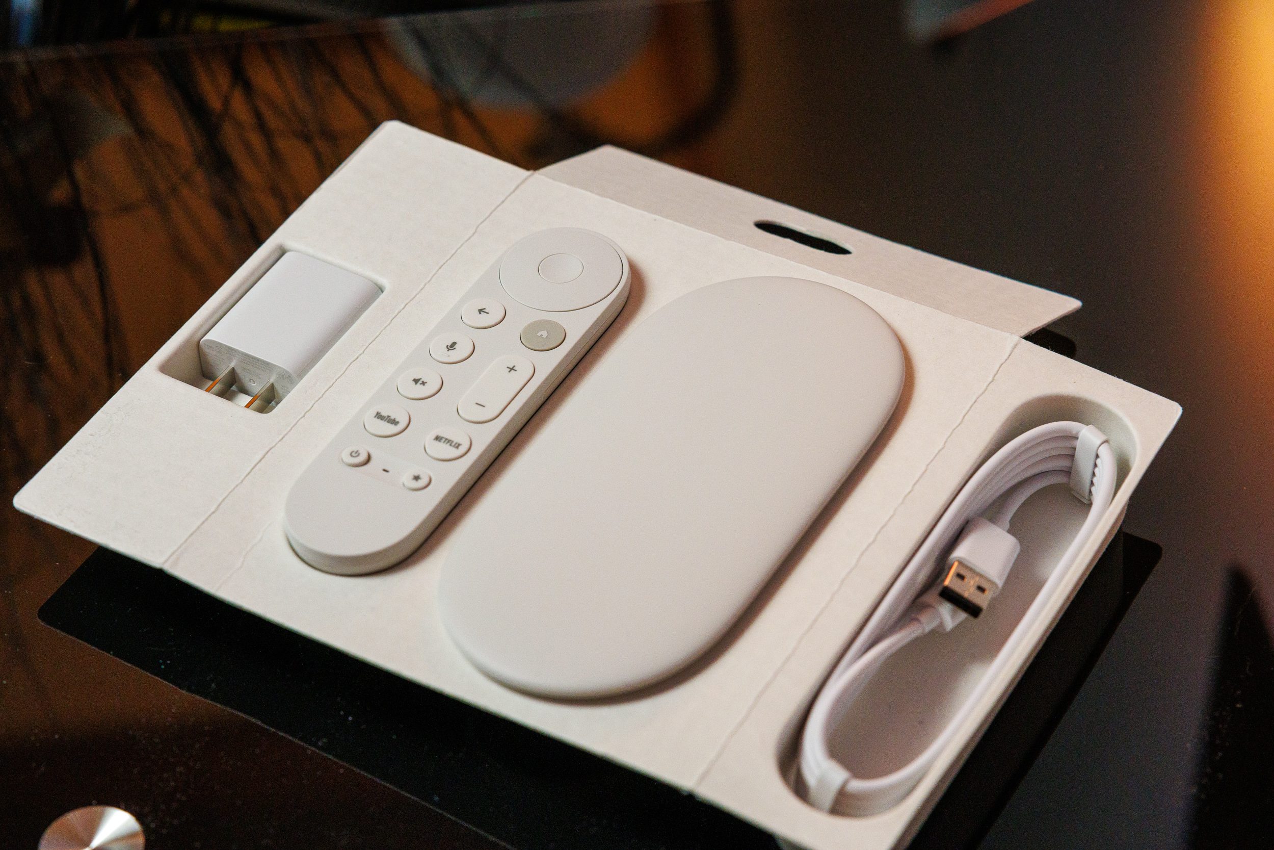 Dispositivo Google TV Streamer en su caja original.