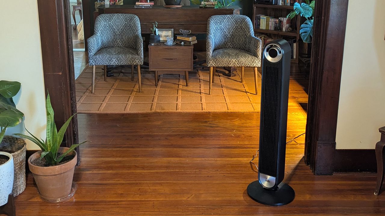 مروحة Dreo Smart Tower Fan 519S في منزل المراجع