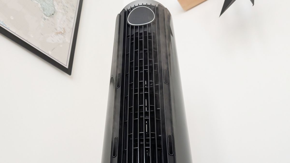 الشبكة الأمامية لمروحة Dreo Smart Misting Fan 765S الذكية للترطيب، مع لمحة خفيفة من الرذاذ مرئية للتو.