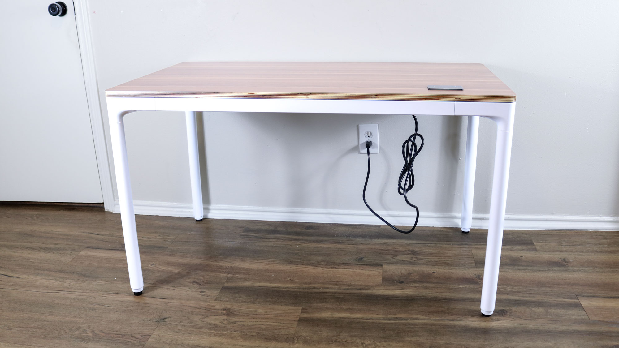 مكتب Branch Four Leg Standing Desk من الجانب