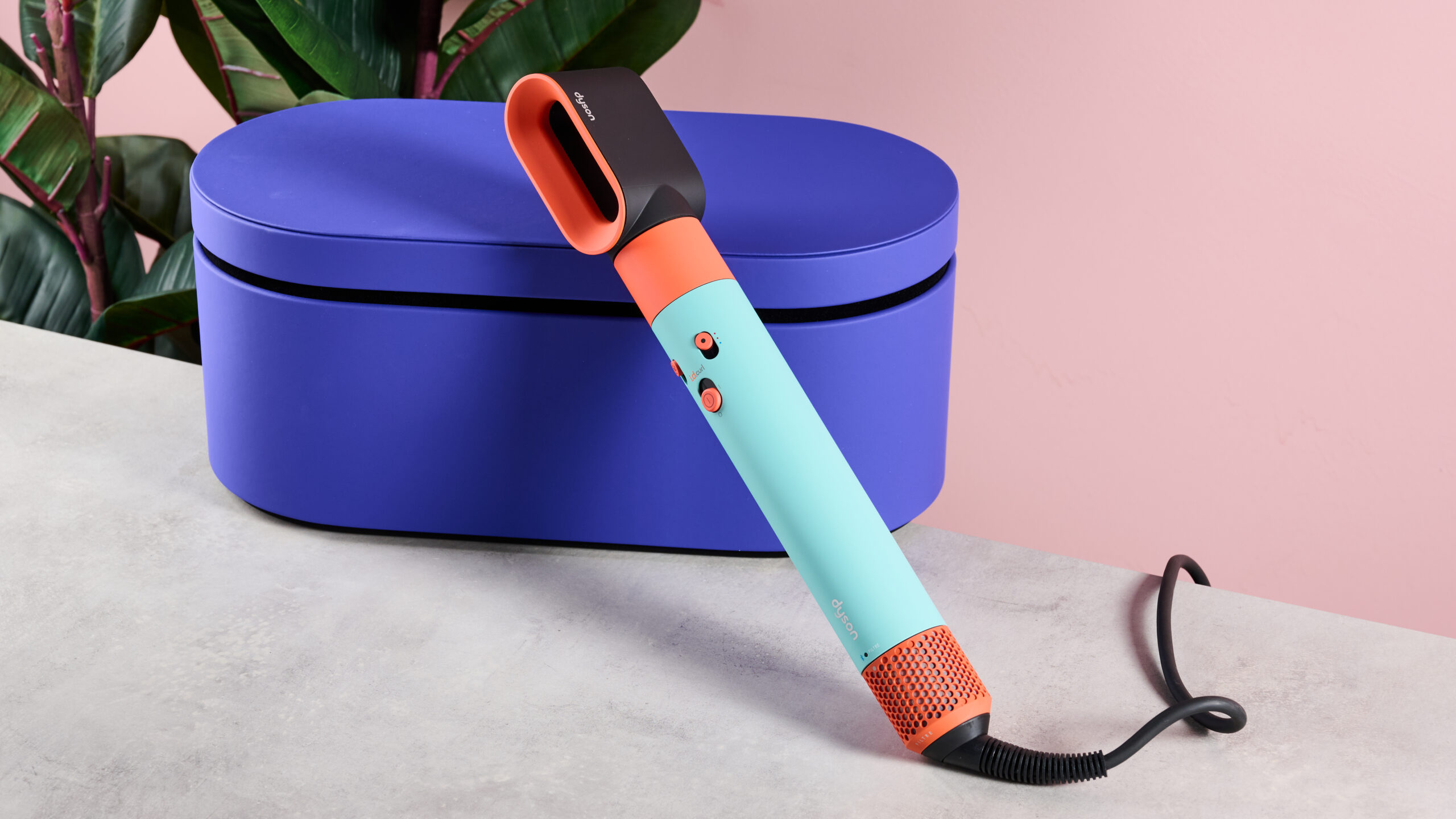 جهاز Dyson Airwrap i.d. مع ملحق التجفيف مركب عليه