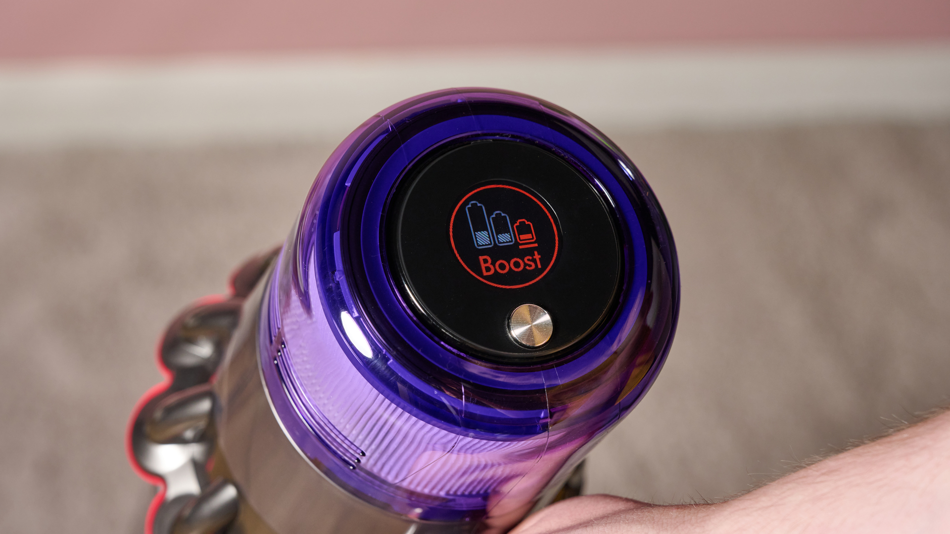 Nahaufnahme des Bedienfelds des kabellosen Staubsaugers Dyson V11.