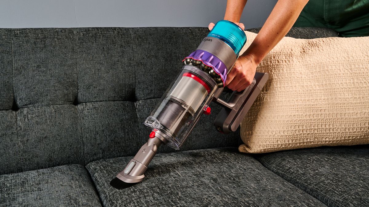 Dyson Gen5detect Staubsauger im Handstaubsaugermodus, verwendet auf dem Sofa