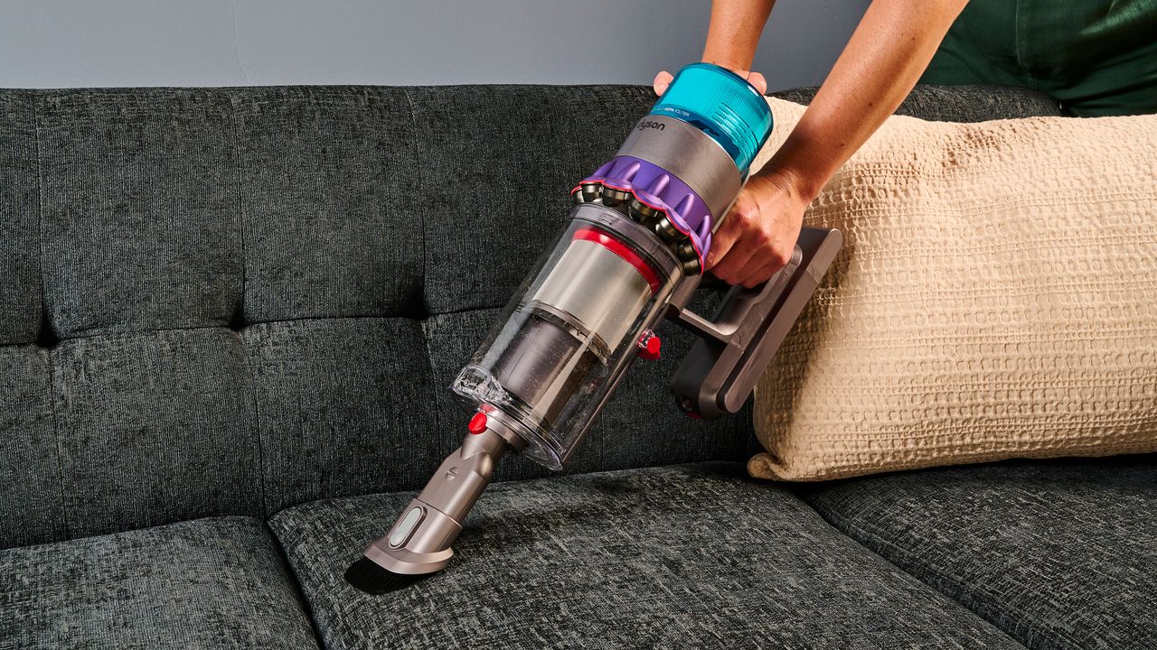 Dyson Gen5detect Staubsauger im Handstaubsaugermodus, verwendet auf dem Sofa