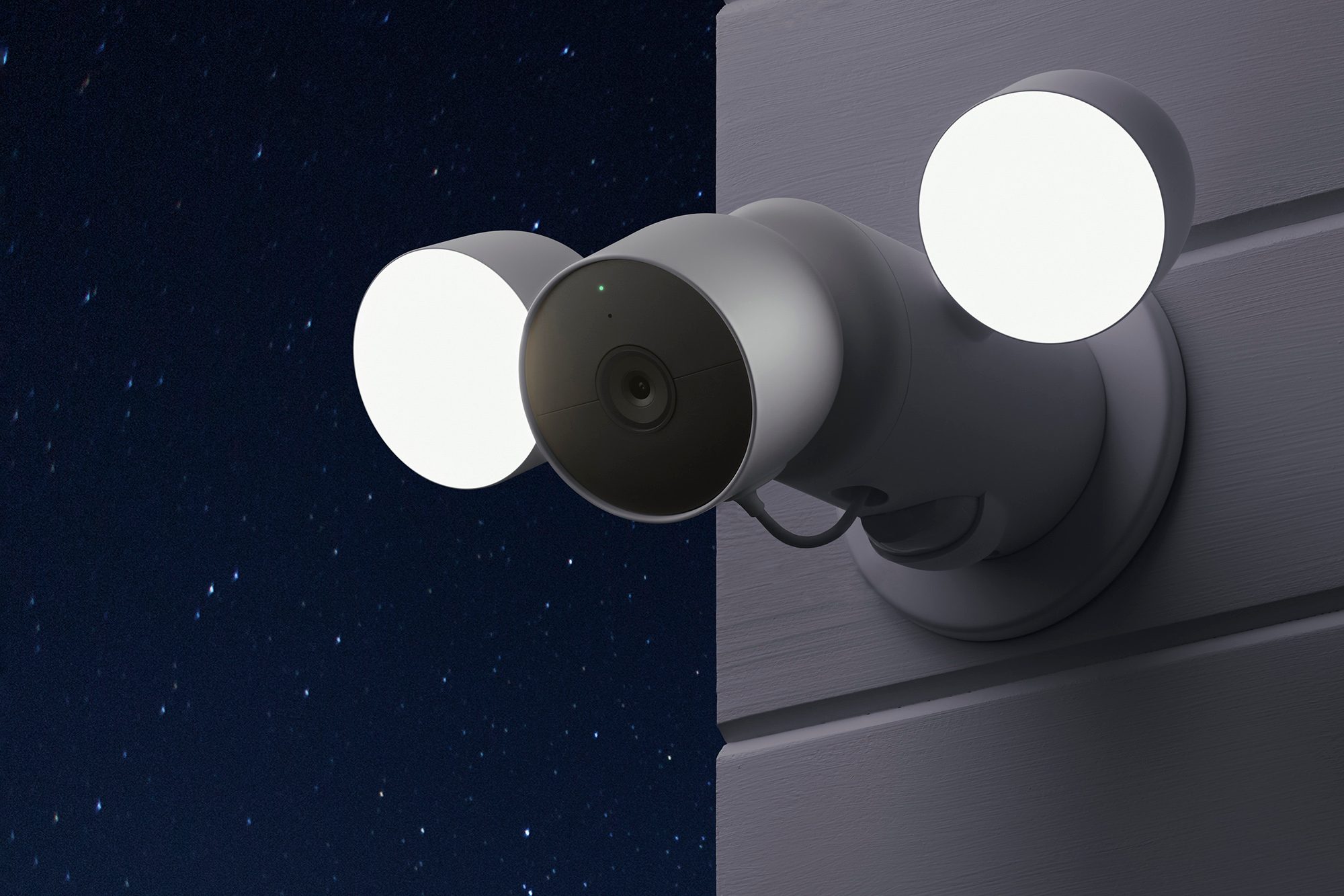 Una cámara Google Nest Cam con foco integrado está instalada en una casa.