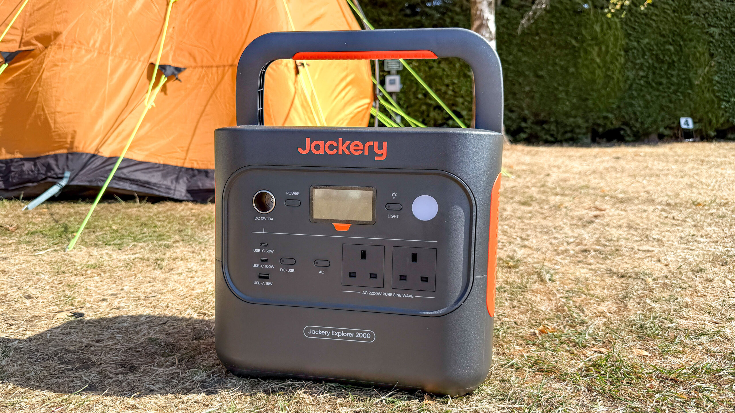 محطة الطاقة المحمولة Jackery Explorer 2000 في رحلة تخييم