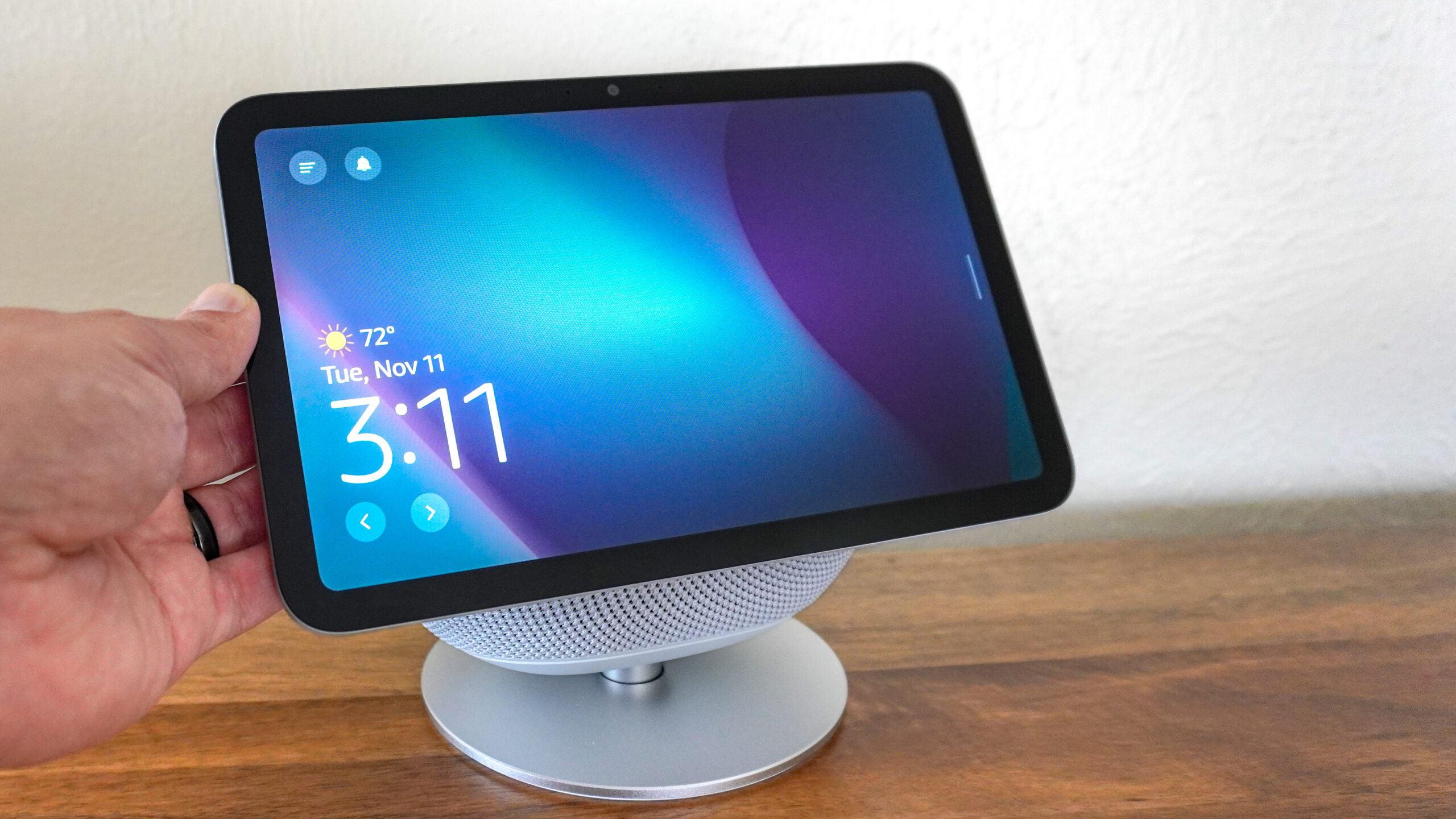 شخص يقوم بتدوير Echo Show 8 (الجيل الرابع) باستخدام الحامل القابل للتعديل الاختياري