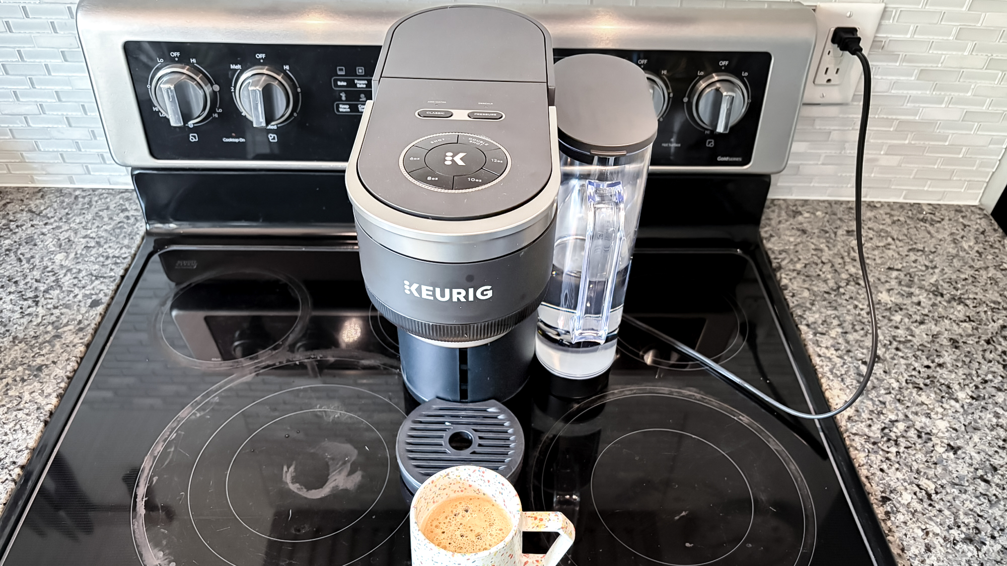 آلة قهوة Keurig K-Crema على طاولة المطبخ