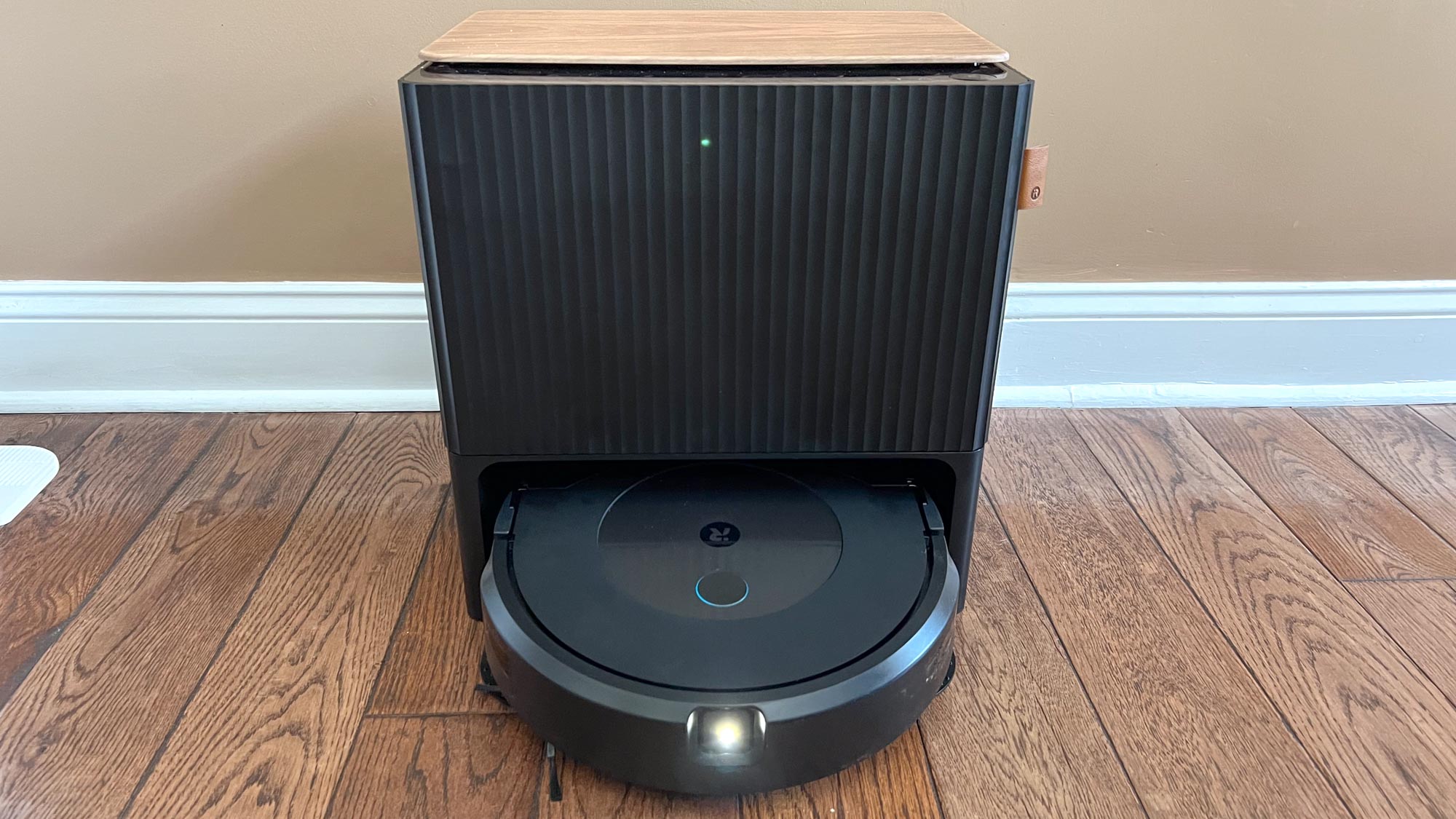مكنسة وممسحة Roomba J9+ Combo الروبوتية معروضة على الأرض