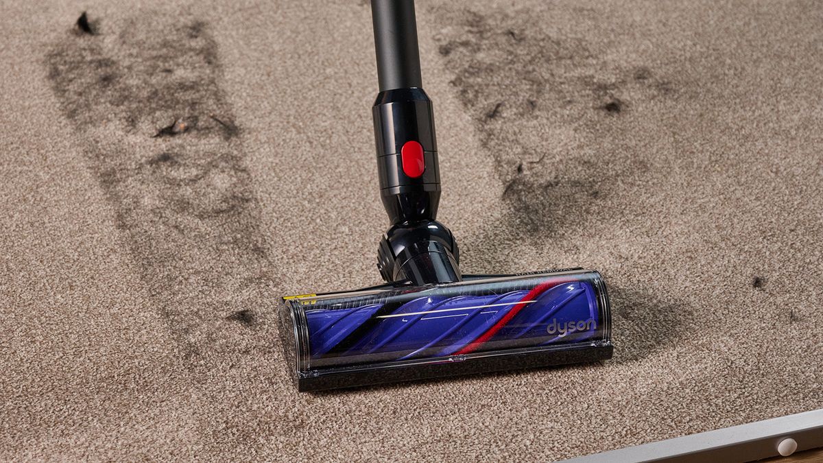 Беспроводной пылесос Dyson V8 Cyclone удаляет шерсть собак с коврового покрытия.