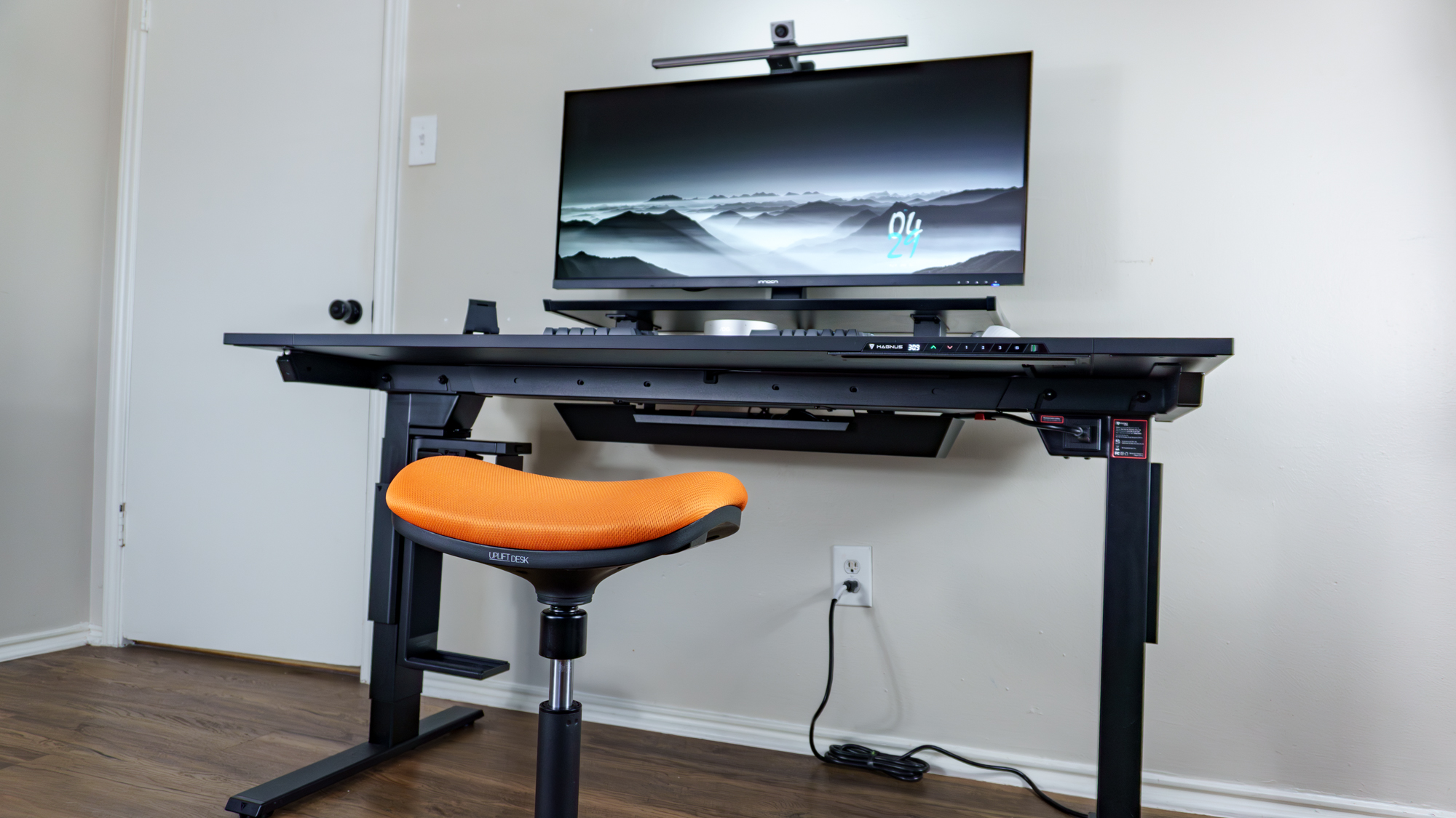 Silla de montar frente a un escritorio