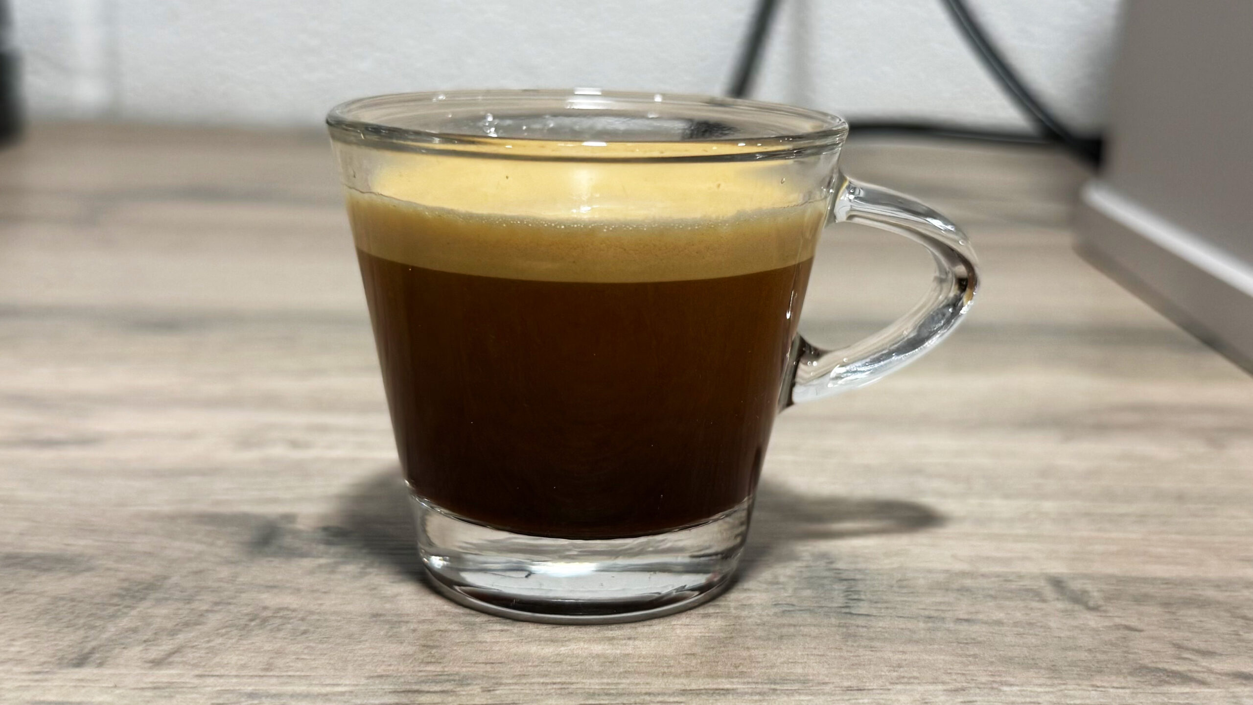صورة لمشروب قهوة محضر باستخدام آلة الإسبريسو Philips Baristina