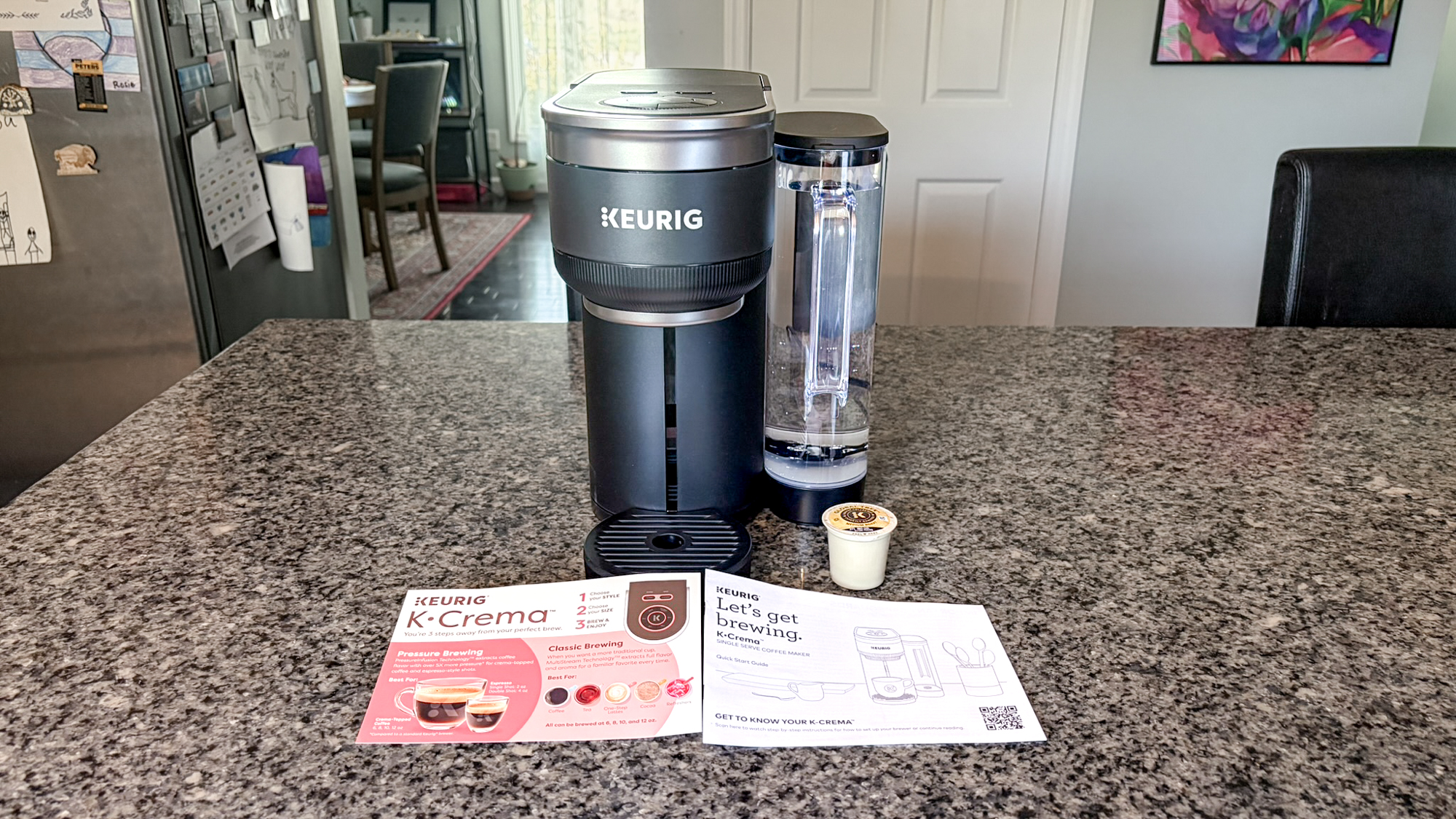 آلة صنع القهوة Keurig K-Crema على طاولة المطبخ